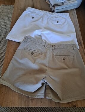 GAP Women White and Khaki 2 Peaces  Flat-Front Girlfriend Shorts Size: 6